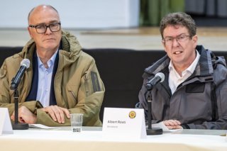Le ministre de la défense Martin Pfister se rend samedi pour la deuxième fois depuis mercredi dans le Lötschental. Il y était déjà cette semaine avec son collègue de l'environnement Albert Roesti. KEYSTONE/JEAN-CHRISTOPHE BOTT